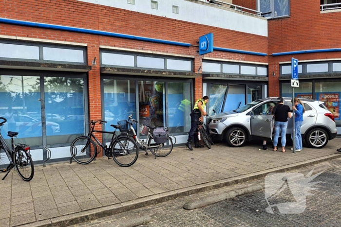 Auto botst tegen winkelpui