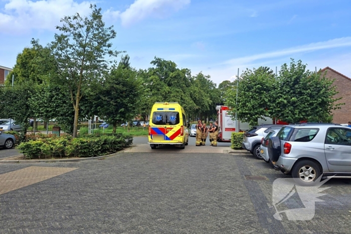 Auto botst tegen winkelpui