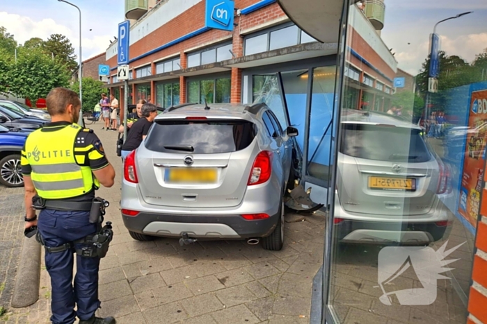 Auto botst tegen winkelpui