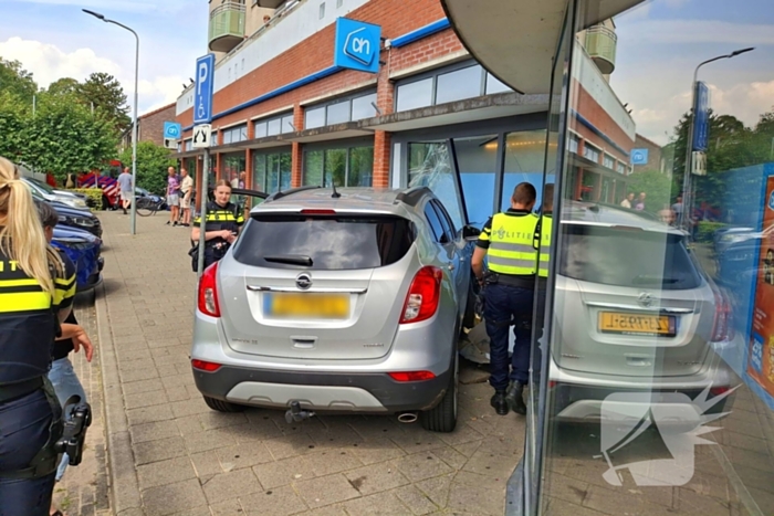 Auto botst tegen winkelpui