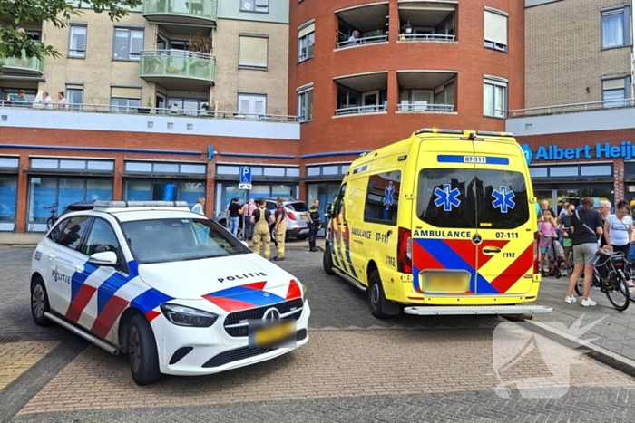 Auto botst tegen winkelpui