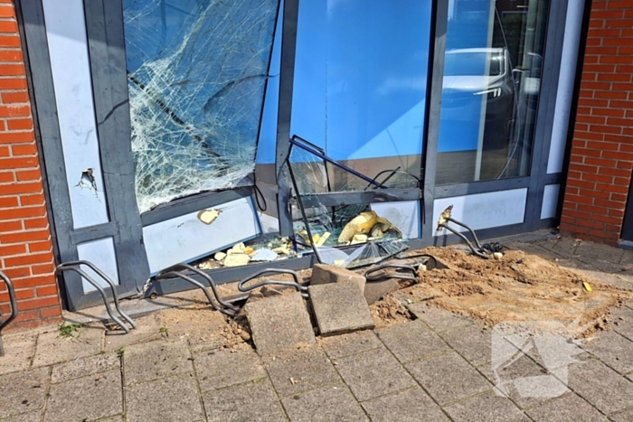 Auto botst tegen winkelpui