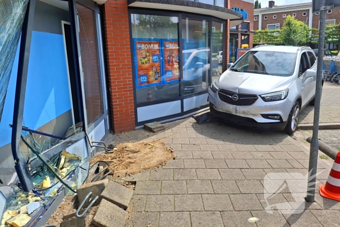 Auto botst tegen winkelpui