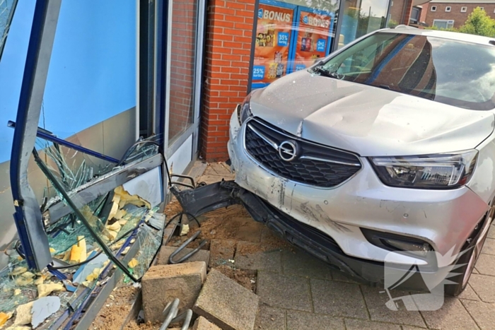 Auto botst tegen winkelpui