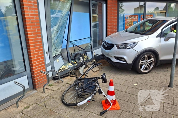 Auto botst tegen winkelpui