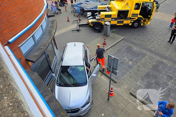 Auto botst tegen winkelpui