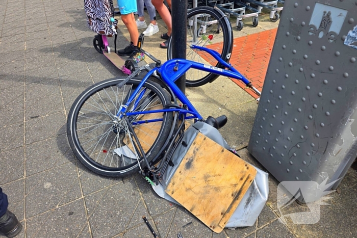 Auto botst tegen winkelpui