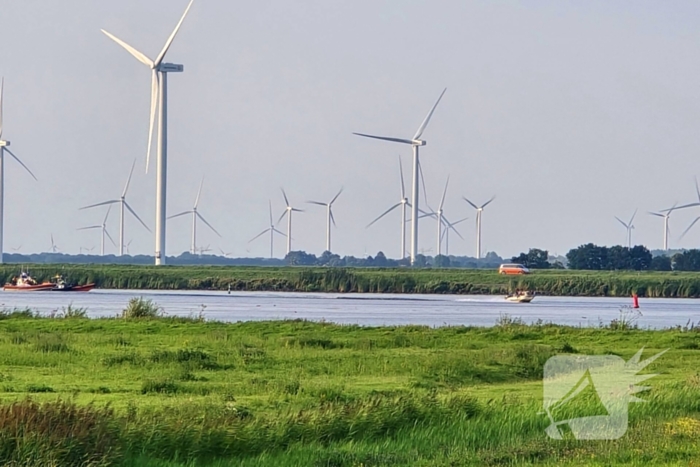 Persoon te water op Eemmeer