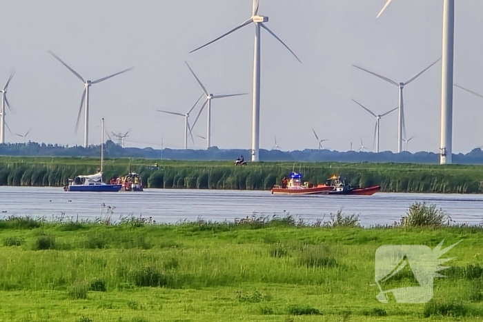 Persoon te water op Eemmeer