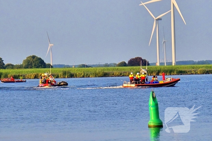 Persoon te water op Eemmeer
