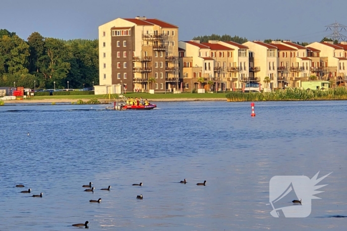 Persoon te water op Eemmeer