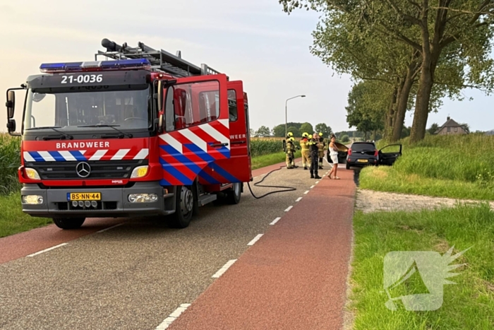 Brandweer blust brand in auto
