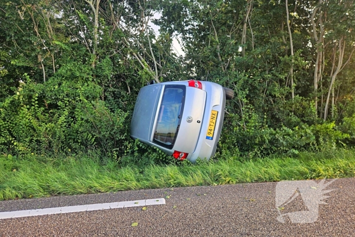 Auto kantelt in bosschages