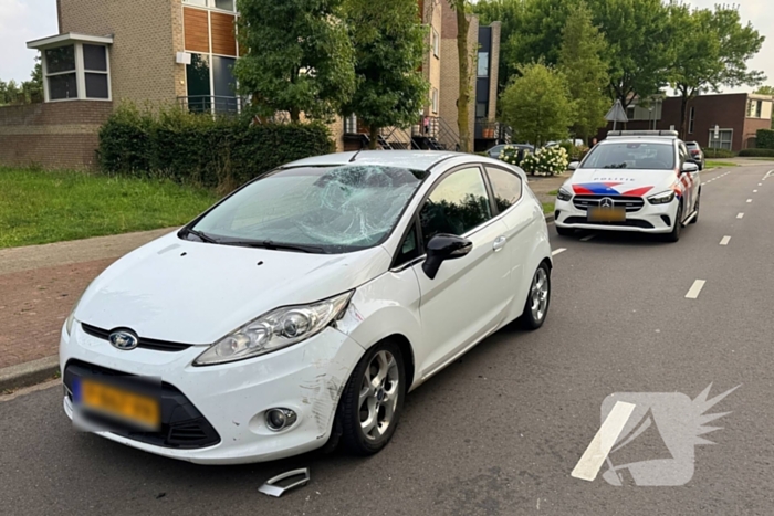 Brommer en auto botsen in frontale aanrijding