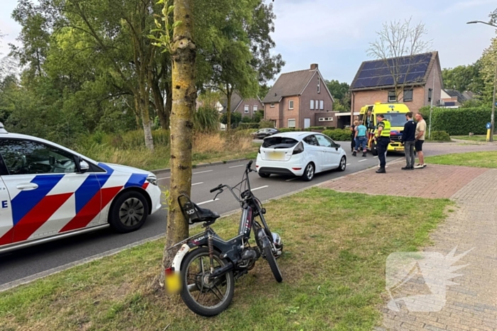 Brommer en auto botsen in frontale aanrijding