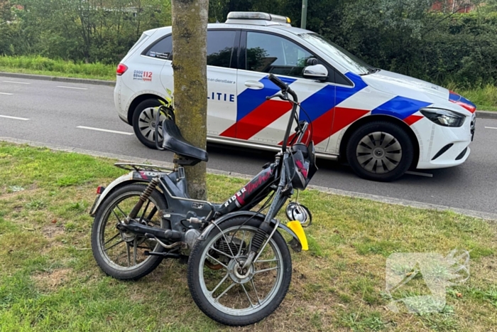 Brommer en auto botsen in frontale aanrijding