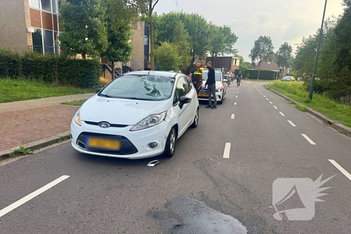 Brommer en auto botsen in frontale aanrijding