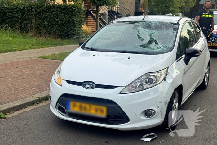 Brommer en auto botsen in frontale aanrijding