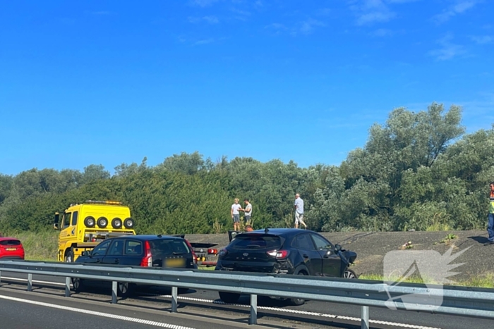 Ongeval tussen twee voertuigen leidt tot afsluiting weg