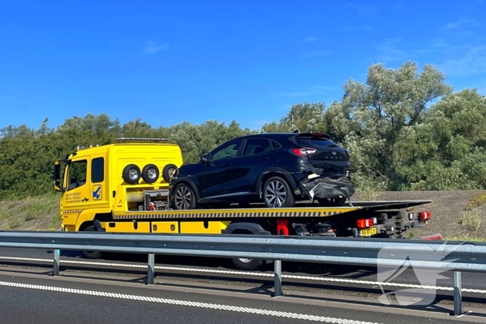 Ongeval tussen twee voertuigen leidt tot afsluiting weg