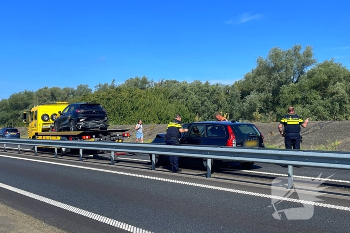 Ongeval tussen twee voertuigen leidt tot afsluiting weg