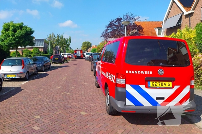 Brandweer schaalt snel op bij brand op dak