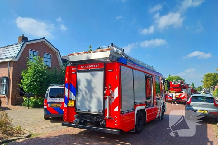 Brandweer schaalt snel op bij brand op dak