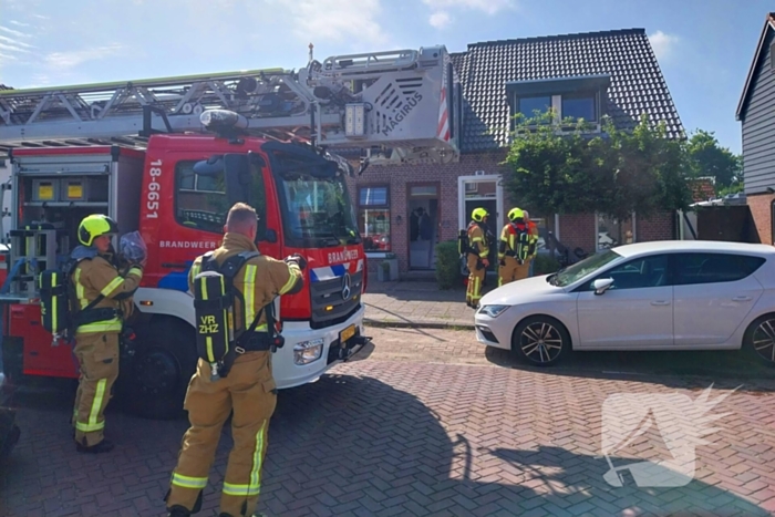 Brandweer schaalt snel op bij brand op dak