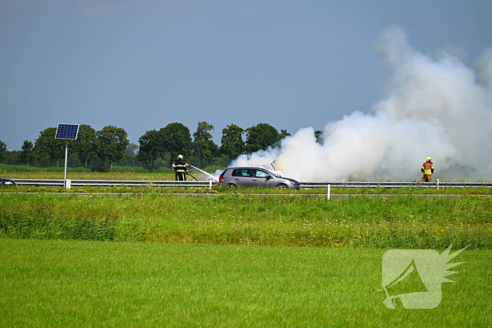 Auto in lichterlaaie op provinciale weg