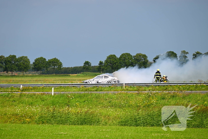 Auto in lichterlaaie op provinciale weg