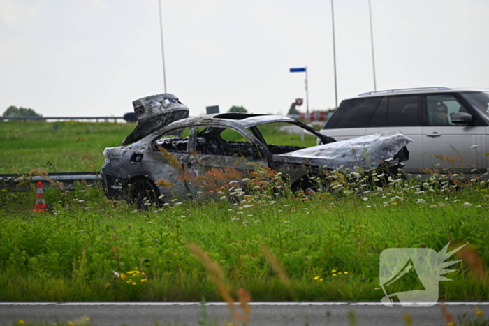 Auto in lichterlaaie op provinciale weg