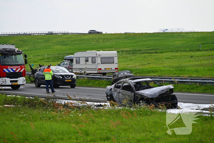 Auto in lichterlaaie op provinciale weg