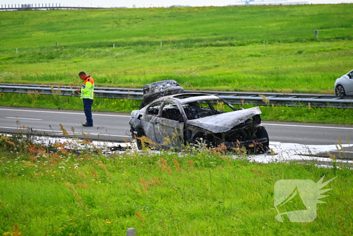 Auto in lichterlaaie op provinciale weg