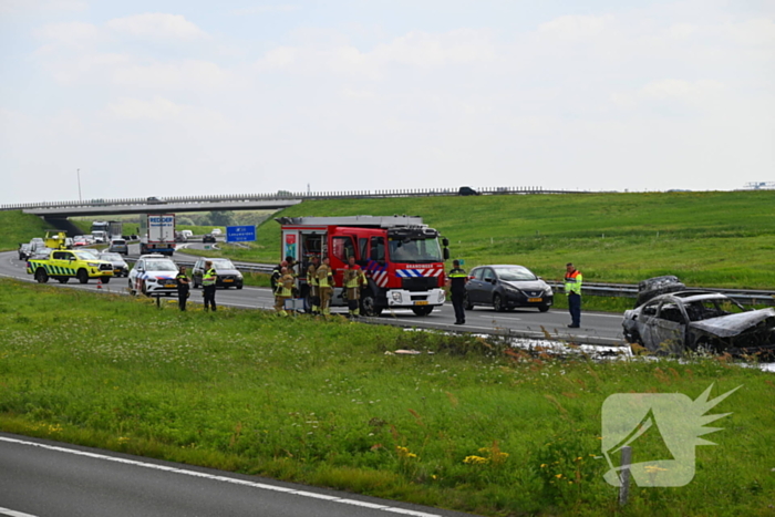 Auto in lichterlaaie op provinciale weg