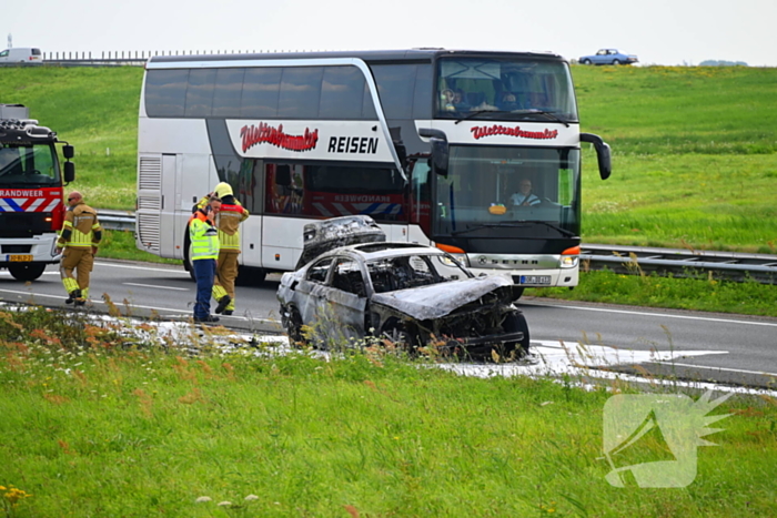 Auto in lichterlaaie op provinciale weg