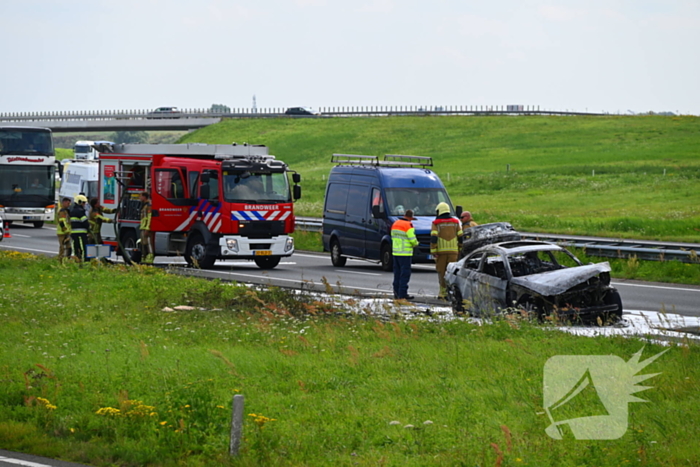 Auto in lichterlaaie op provinciale weg