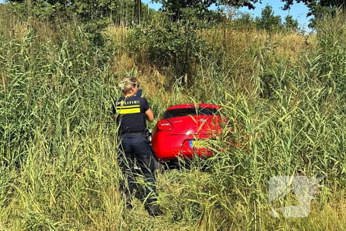 Gewonde en auto in riet na botsing