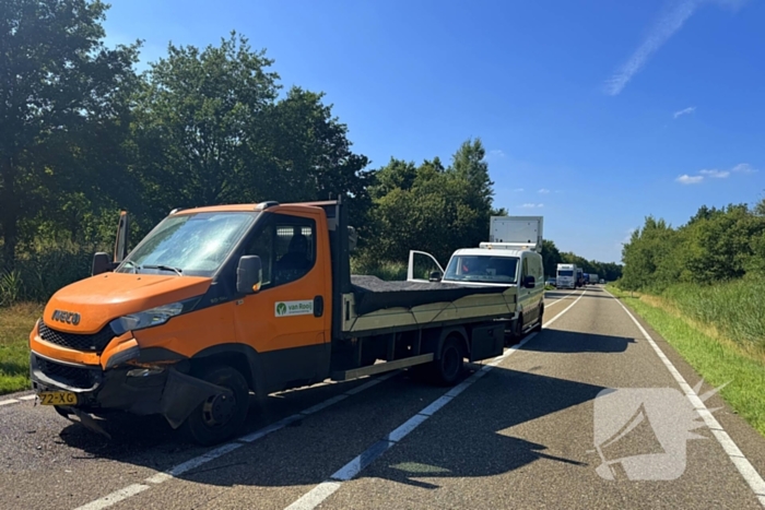 Gewonde en auto in riet na botsing