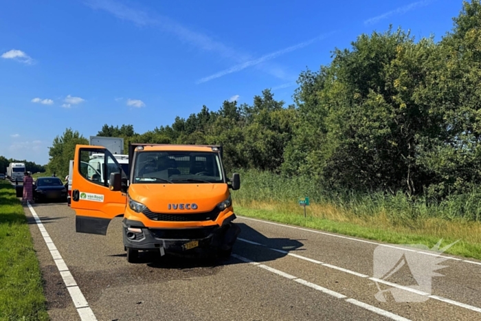 Gewonde en auto in riet na botsing