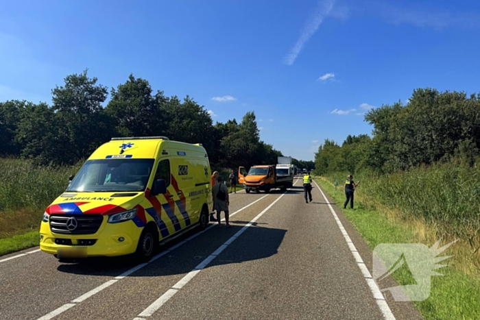 Gewonde en auto in riet na botsing
