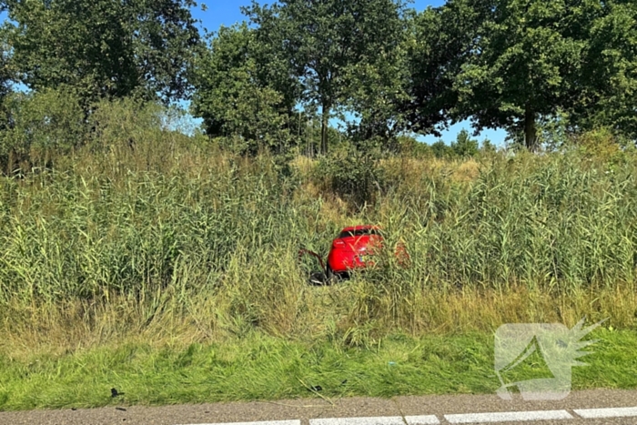 Gewonde en auto in riet na botsing