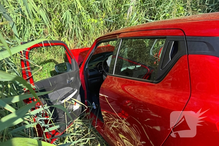 Gewonde en auto in riet na botsing