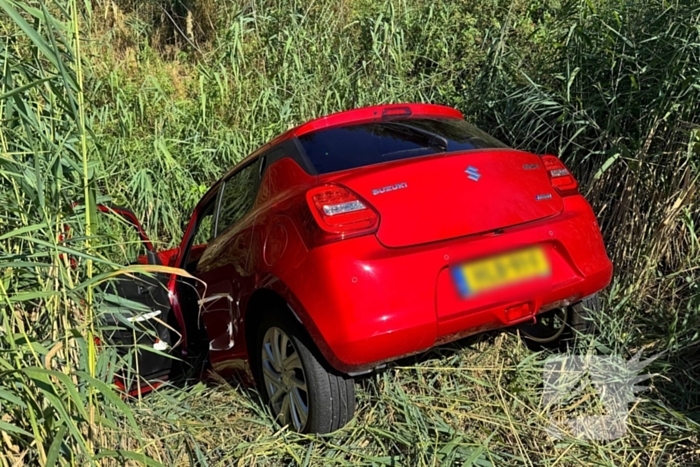 Gewonde en auto in riet na botsing