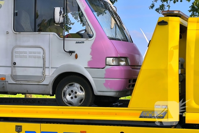 Inzittenden camper stranden door brand