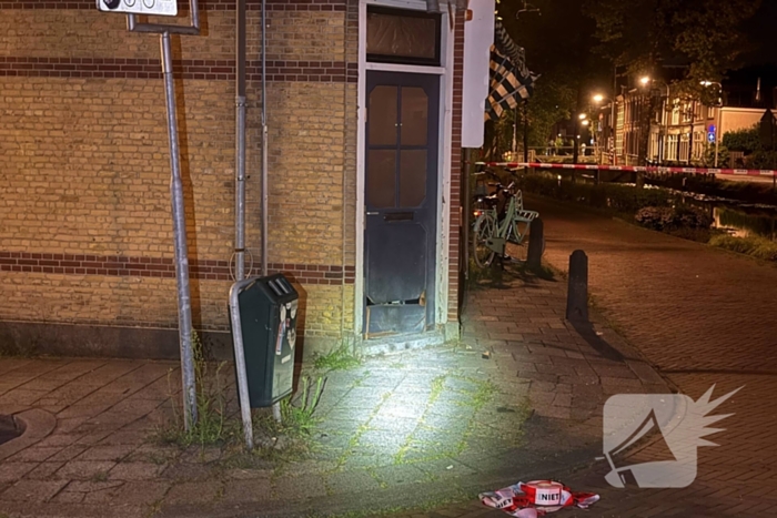 Voordeur beschadigd door explosie