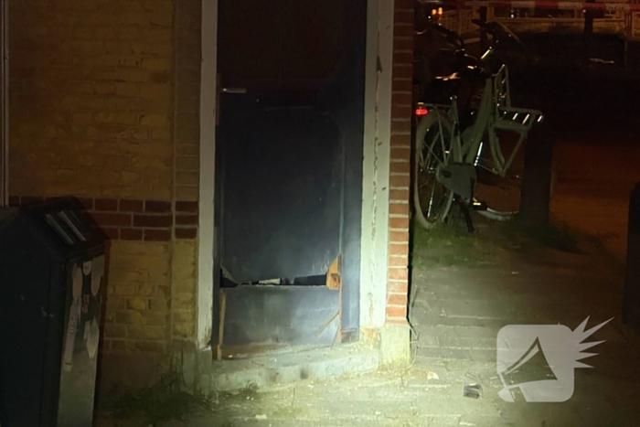 Voordeur beschadigd door explosie