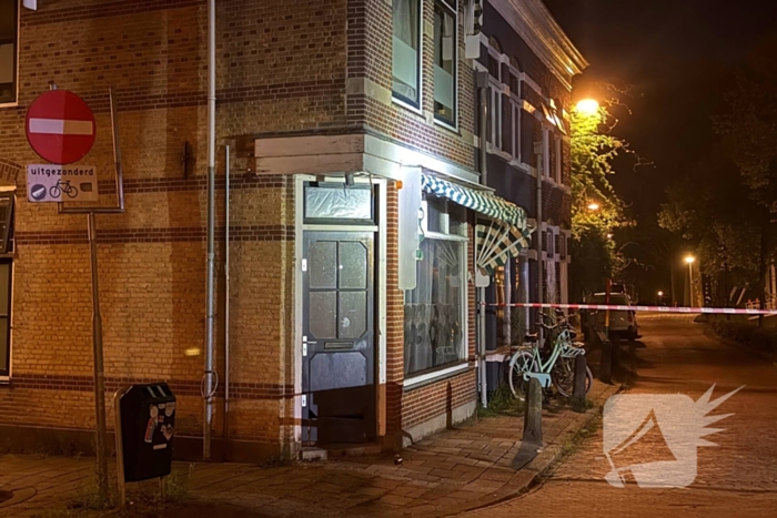 Voordeur beschadigd door explosie
