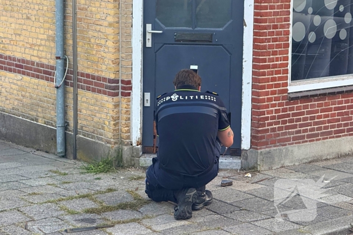 Voordeur beschadigd door explosie