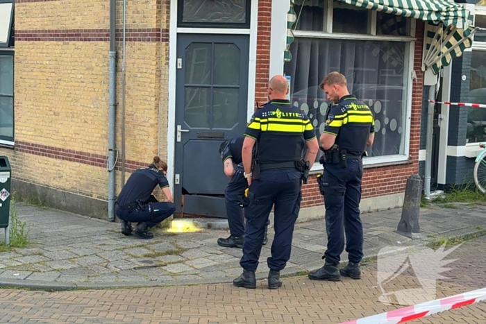 Voordeur beschadigd door explosie