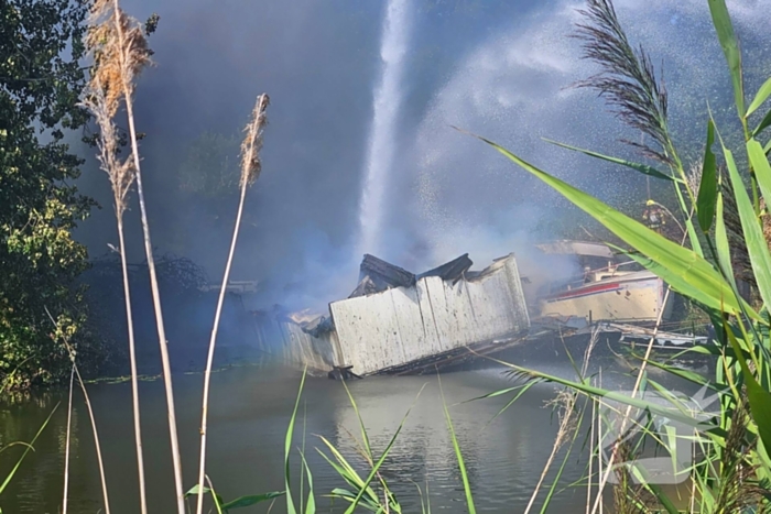 Brand woedt in pleziervaartuig